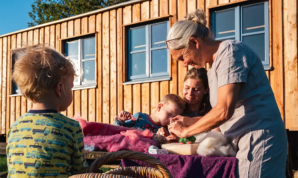 Kinder beim Filzen am Lernort Groß Volksitz